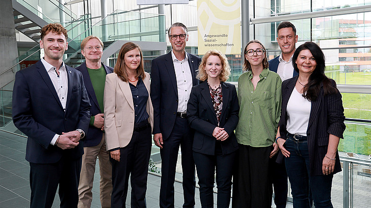 Bundesministerin Holzleitner (Mitte) tauschte sich mit FH-Rektor Dominik Engel sowie Lehrenden, Forschenden und der Hochschülerschaft der FH (ÖH) zu aktuellen Themen aus. (©FH Salzburg/Neumayr)