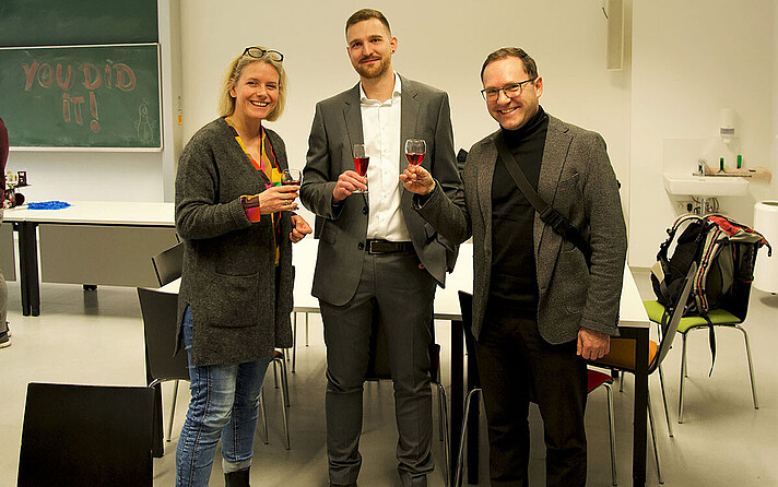 Nicola Hüsing, Vizerektorin für Forschung und Nachhaltigkeit an der PLUS und Alexander Petutschnigg, Leiter des Departments Green Engineering and Circular Design der FH Salzburg gratulieren Thomas Sepperer (Mitte) zur erfolgreichen Defensio.