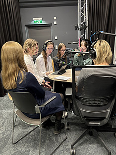 Aufnahme der neuen Folge des Podcasts "Health Talk": Impfverhalten im Wandel?