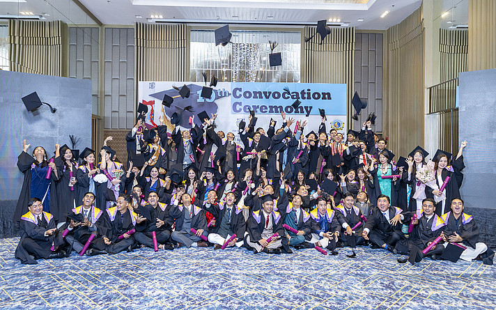 Gruppenbild Absolventinnen und Absolventen