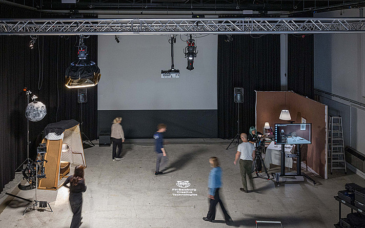 Die neue Filmproduktionshalle in Salzburg bietet Studierenden des Departments Creative Technologies ideale Bedingungen, um ihre kreativen Filmprojekte umzusetzen. © FH Salzburg/wildbild