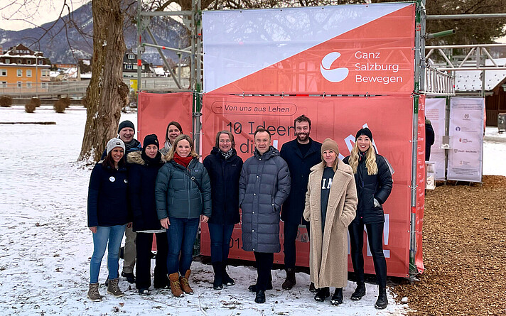 Ganz Salzburg Bewegen: Die Projektleiter*innen der FH Salzburg und des LBI für digitale Gesundheit und Prävention begrüßten Vertreter*innen von Stadt und Land Salzburg zur Ausstellungseröffnung "10 Ideen die bewegen"