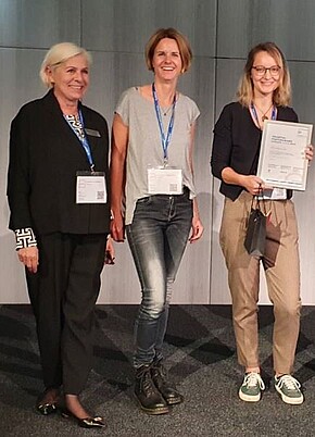 Bei der Verleihung des Posterpreises: Im Bild (v.l.) Gabriele Nussmüller (Trusetal), Ulrike Weissenböck (Vizepräsidentin orthoptik-austria) und Preisträgerin und FH-Absolventin Helena Wagner (Foto orthoptik-austria)