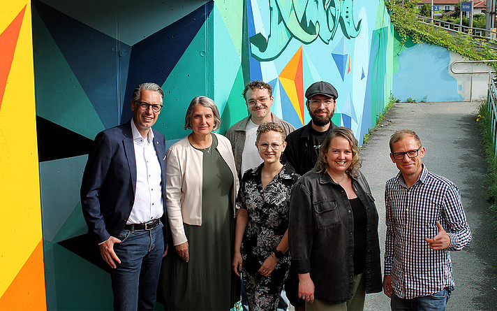Studierende der FH Salzburg und Jugendliche aus Puch gestalteten gemeinsam die Unterführung bei Puch-Urstein. Im Bild: Bürgermeisterin Barbara Schweitl (Gemeinde Puch bei Hallein), FH Rektor Dominik Engel, Vertreter*innen der ÖH FH Salzburg und Graffiti Künstler „Muck“. ©