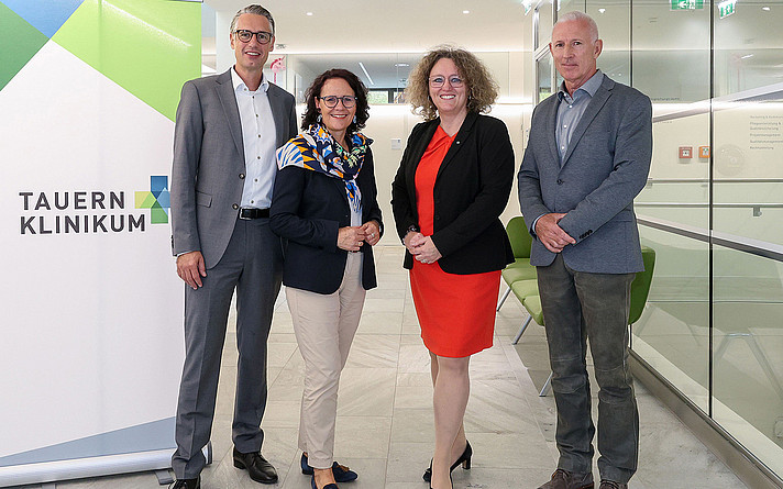 Im Bild v.l.n.r.: Dominik Engel (Rektor und Geschäftsführer FH Salzburg), Landesrätin Daniela Gutschi, Silke Göltl (Geschäftsführerin Tauernkliniken GmbH) und Dr. Eugen Adelsmayr (Geschäftsführer und ärztlicher Direktor Kardinal Schwarzenberg Klinikum). © Land Salzburg/Neumayr/Hölzl
