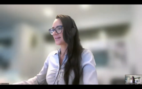 Screenshot eines Videocalls mit einer jungen, dunkelhaarigen Frau