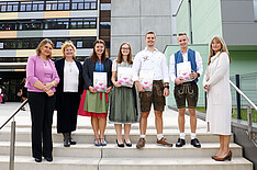 Die ausgezeichneten FH Studierenden mit Akademie-Direktorin Agnes Wimmer, Studiengangsleiterin Babette Grabner und Kardinal Schwarzenberg Klinikums-Geschäftsführerin Cornelia Lindner. (©KSK/Schiel)