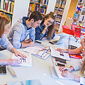 Studierende bei einer Gruppenarbeit in der Bibliothek Kuchl