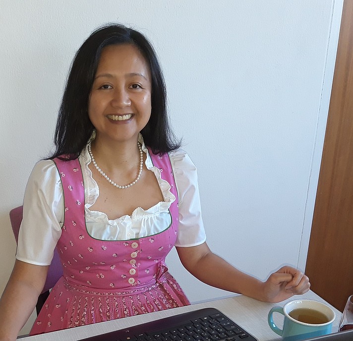 Rosalyn Eder, langjährige Mitarbeiterin der FH Salzburg, hat ihren PhD an der Université de Fribourg abgeschlossen.