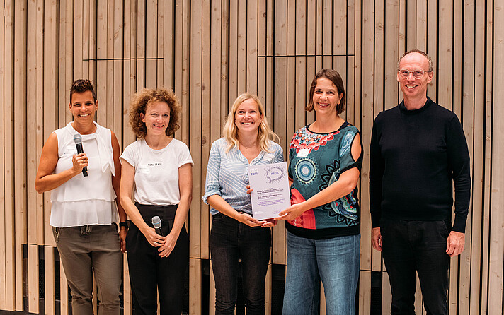 Magdalena Meikl und Geja Oostingh vom Studiengang Biomedizinische Analytik nehmen den Preis für das erfolgreiche Projekt "Humane PapilloWAS?" entgegen. (©Victoria Posch)