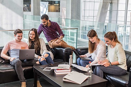 Studierendengruppe beim gemeinsamen Lernen