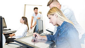Studentin schreibt auf digitalem Zeichenboard