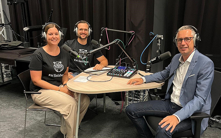 Im Podcast Studio für die Episode anlässlich der ErasmusDays2025: FH Rektor Dominik Engel mit Jennifer Simon und Kevin Bailey vom International Office.