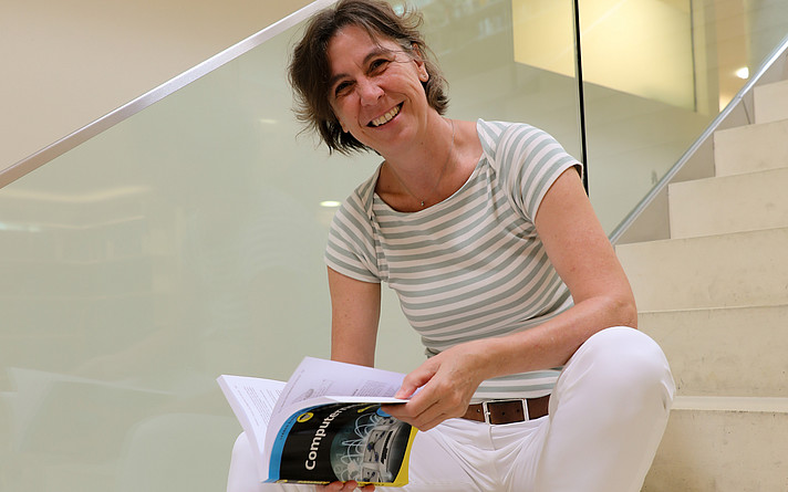 FH Salzburg Netzwerk-Expertin Judith Schwarzer veröffentlicht Fachbuch zu Computernetzwerken