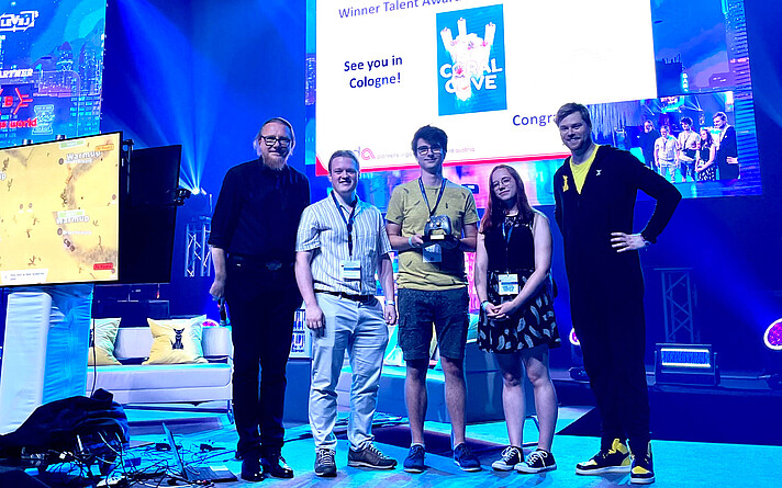 Martin Filipp, Chairman of PGDA with the game developers Johannes Schatteiner, Sandro Figo and Iris Trummer as well as Florian Jindra, Lecturer at the FH Salzburg. (c) PGDA