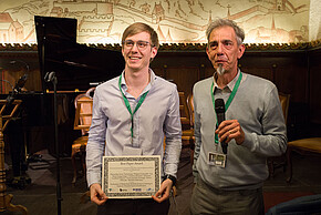 Maximilian Tschuchnig, FH Salzburg, nimmt die Urkunde für das Best Paper von Program Chair William Puech aus Frankreich entgegen.