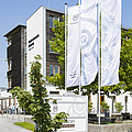 Ansicht vom Campus Kuchl mit FH-Flaggen
