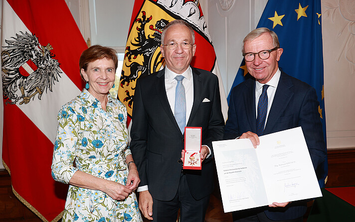 Raimund Ribitsch wurde mit dem Goldenen Ehrenzeichen der Republik Österreich ausgezeichnet. Im Bild mit Landeshauptmann Wilfried Haslauer und Landtagspräsidentin Brigitta Pallauf.