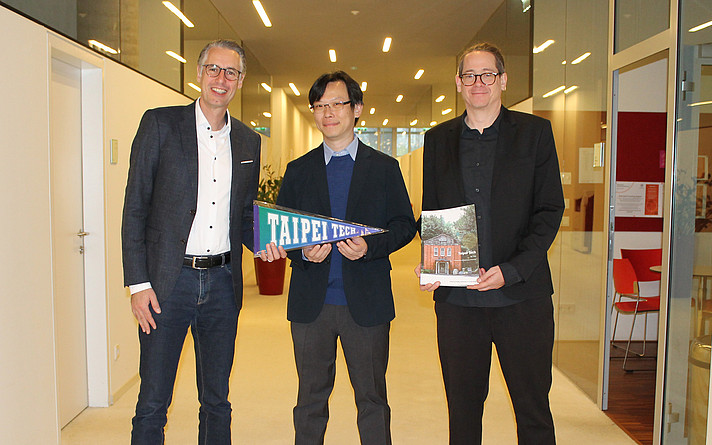 FH-Rektor Dominik Engel, Stefan Netsch und Chien-Ke Cheng (NTUT) beim Auftaktgespräch an der FH Salzburg.