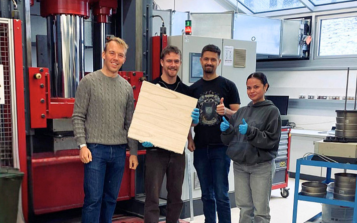 Prototyp einer 3-lagigen Brettsperrholzplatte mit Paulownia-Kern