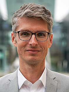 Porträt von: FH-Prof. Dr. Schüll Elmar , MA