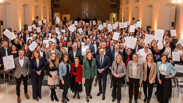 Am 12. November 2025 wurden in der Aula der Wissenschaften in Wien österreichische Arbeitgeber*innen für ihr Engagement im Bereich Familienfreundlichkeit ausgezeichnet – darunter bereits zum vierten Mal die FH Salzburg. (© Harald Schlossko)